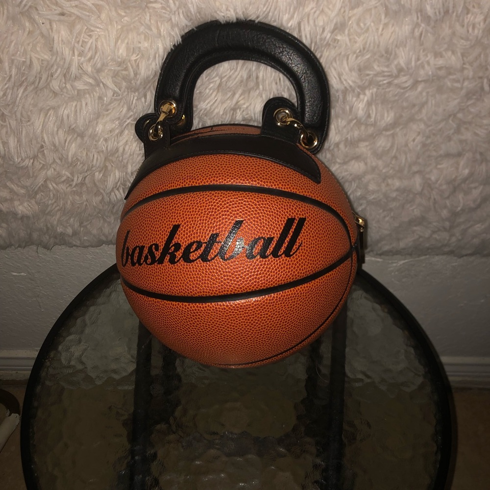 Basketball clutch